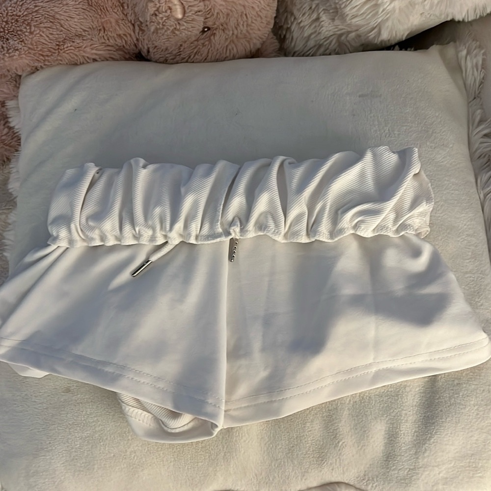 Low rise white sweatshorts